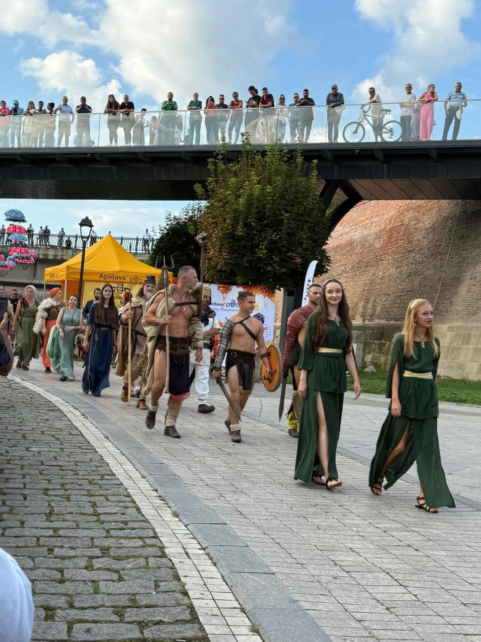 Alba Iulia a intrat pentru a treia oară în Cartea Recordurilor: Cea mai lungă masă din materiale reciclabile din lume, în imagini 1007032