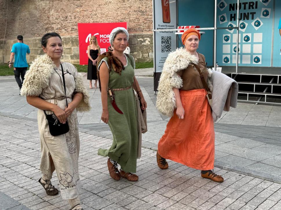 Alba Iulia a intrat pentru a treia oară în Cartea Recordurilor: Cea mai lungă masă din materiale reciclabile din lume, în imagini 1007034