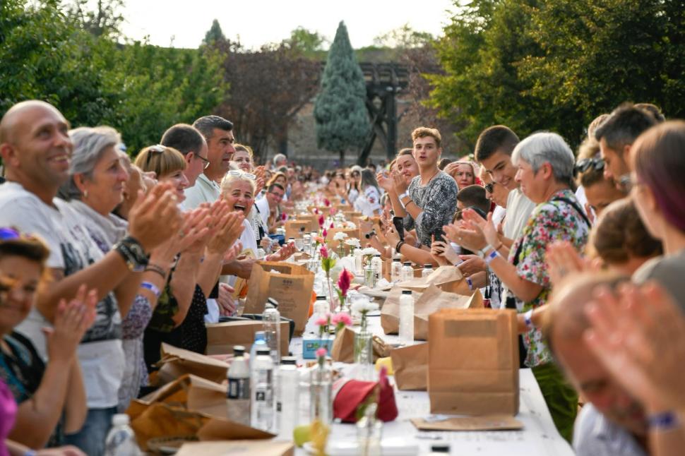 Alba Iulia a intrat pentru a treia oară în Cartea Recordurilor: Cea mai lungă masă din materiale reciclabile din lume, în imagini 1007035