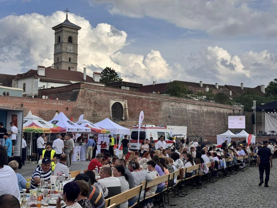 Alba Iulia a intrat pentru a treia oară în Cartea Recordurilor: Cea mai lungă masă din materiale reciclabile din lume, în imagini 1007037