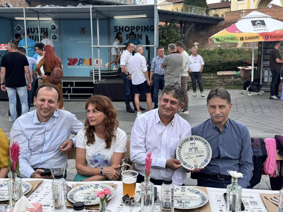 Alba Iulia a intrat pentru a treia oară în Cartea Recordurilor: Cea mai lungă masă din materiale reciclabile din lume, în imagini 1007038