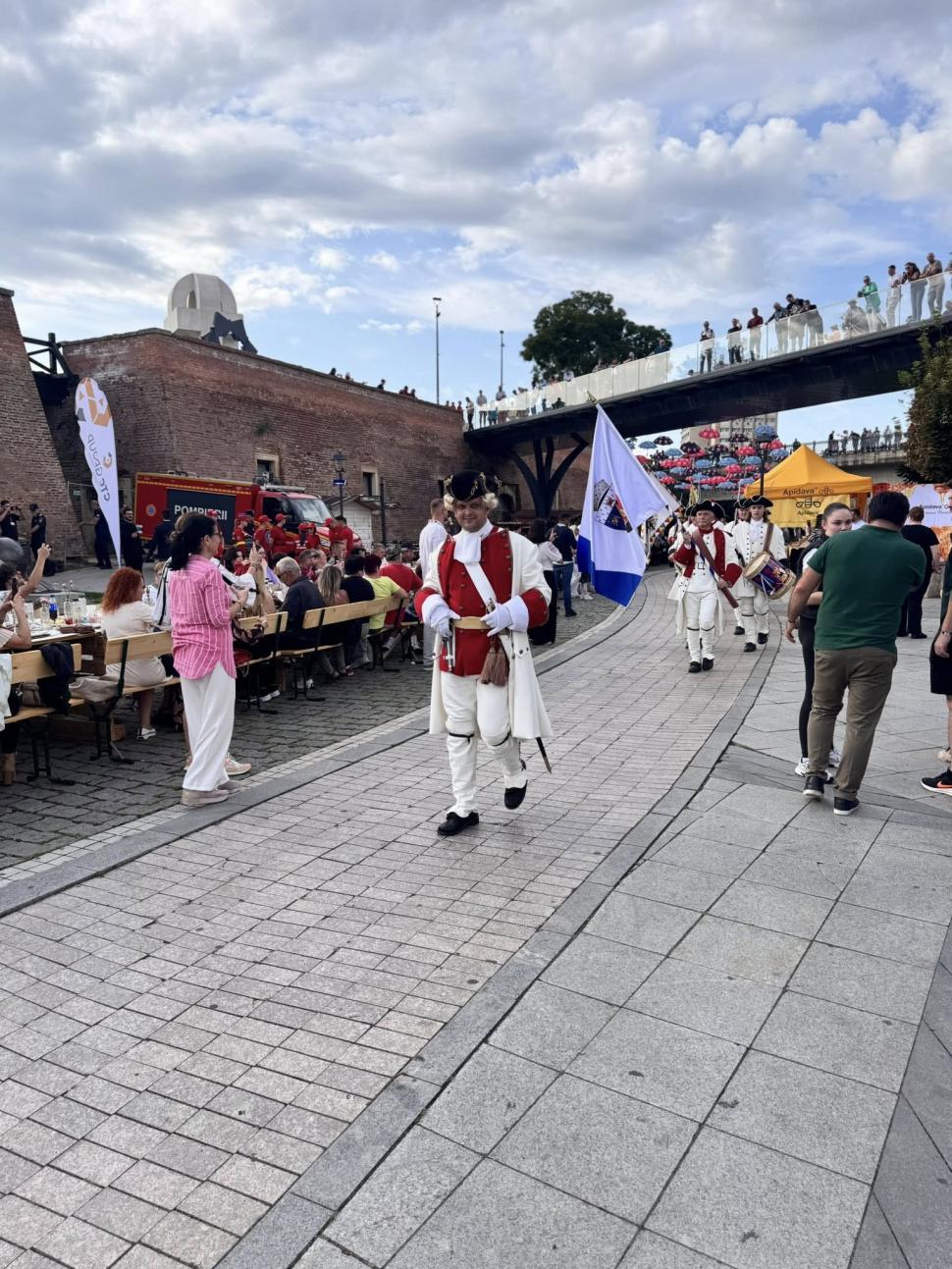 Alba Iulia a intrat pentru a treia oară în Cartea Recordurilor: Cea mai lungă masă din materiale reciclabile din lume, în imagini 1007039