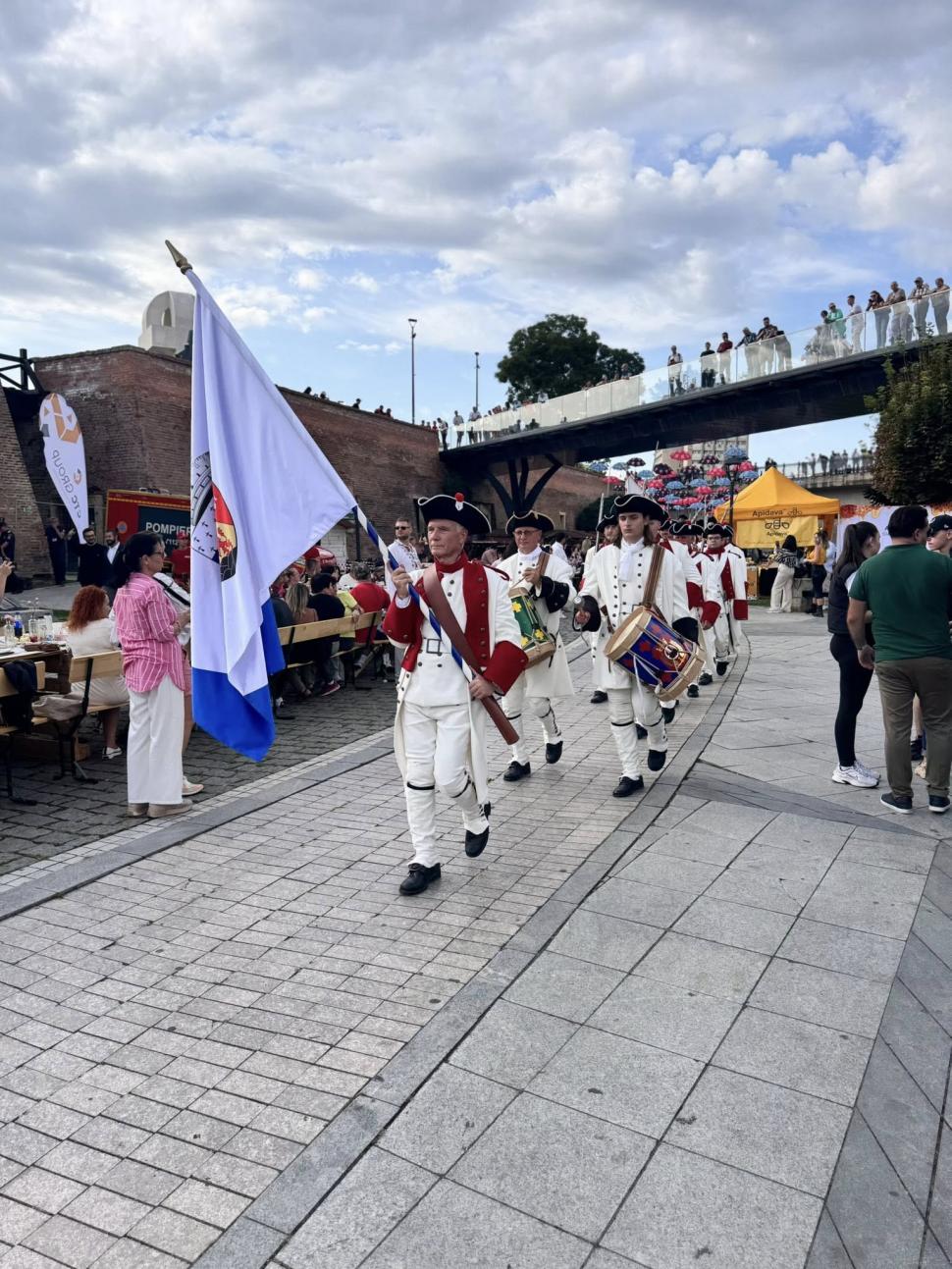 Alba Iulia a intrat pentru a treia oară în Cartea Recordurilor: Cea mai lungă masă din materiale reciclabile din lume, în imagini 1007040