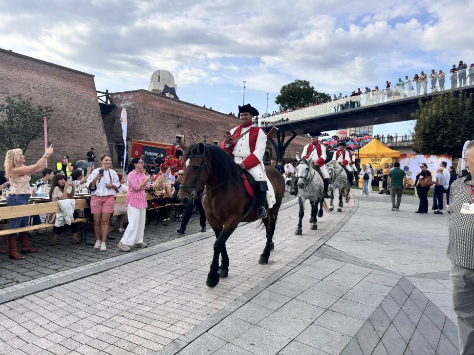 Alba Iulia a intrat pentru a treia oară în Cartea Recordurilor: Cea mai lungă masă din materiale reciclabile din lume, în imagini 1007041