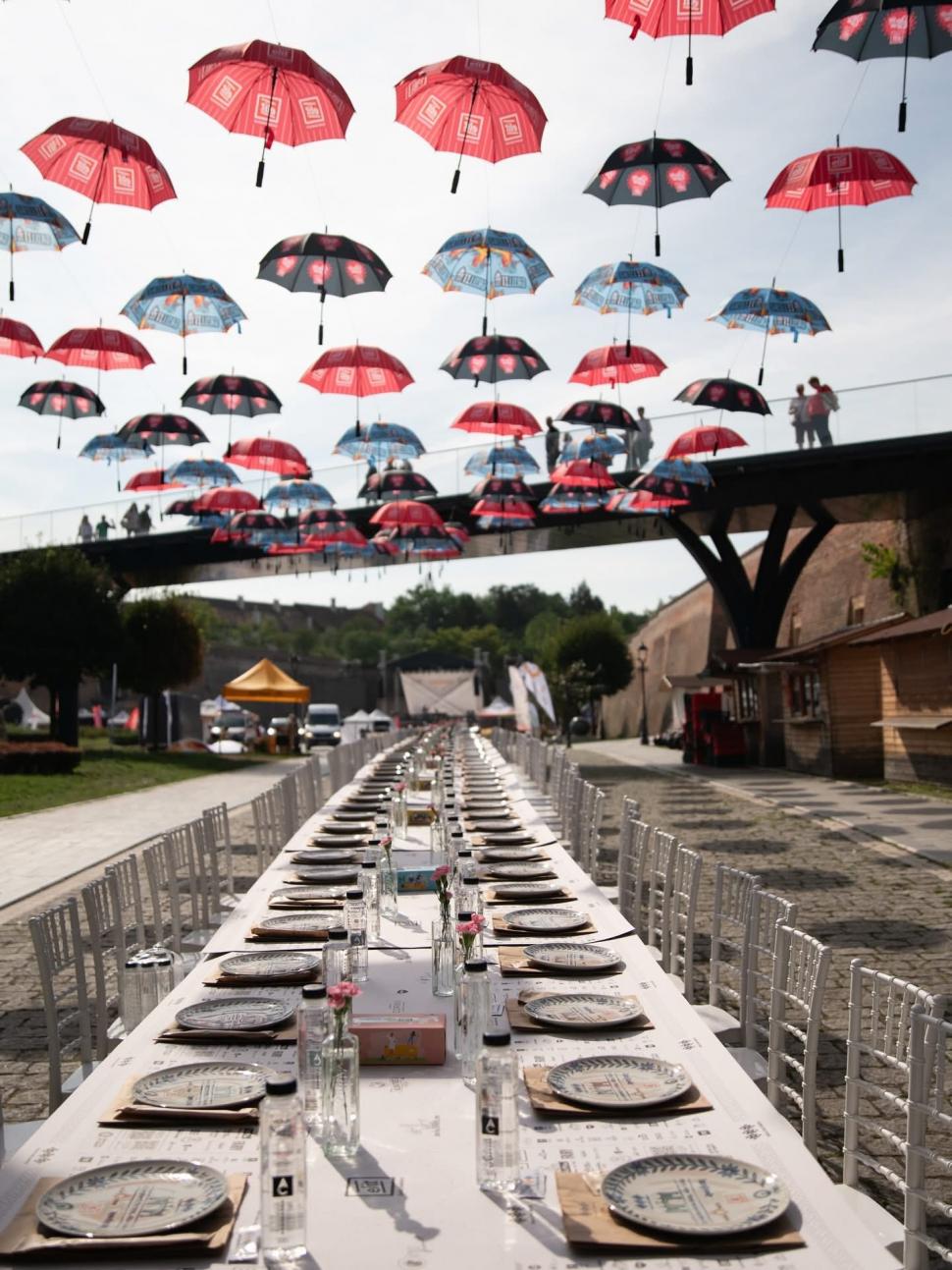 Alba Iulia a intrat pentru a treia oară în Cartea Recordurilor: Cea mai lungă masă din materiale reciclabile din lume, în imagini 1007042