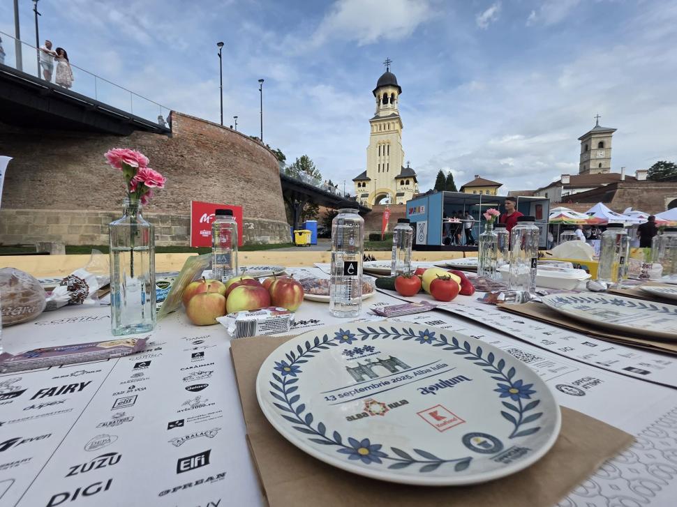 Alba Iulia a intrat pentru a treia oară în Cartea Recordurilor: Cea mai lungă masă din materiale reciclabile din lume, în imagini 1007044