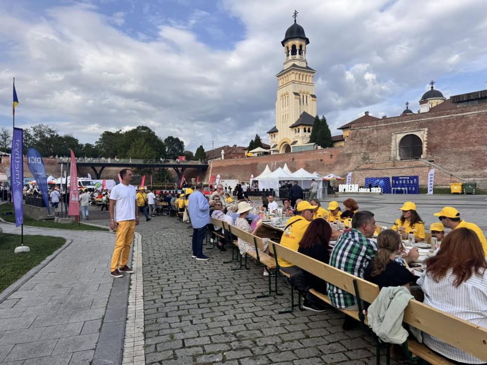 Alba Iulia a intrat pentru a treia oară în Cartea Recordurilor: Cea mai lungă masă din materiale reciclabile din lume, în imagini 1007045