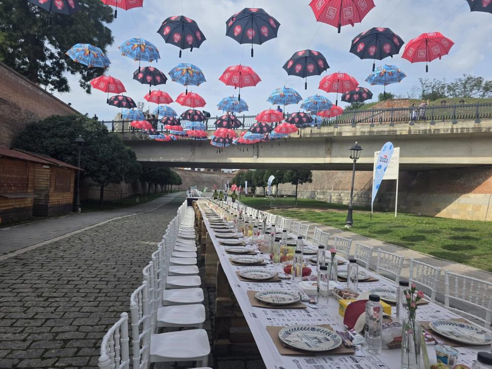 Alba Iulia a intrat pentru a treia oară în Cartea Recordurilor: Cea mai lungă masă din materiale reciclabile din lume, în imagini 1007046