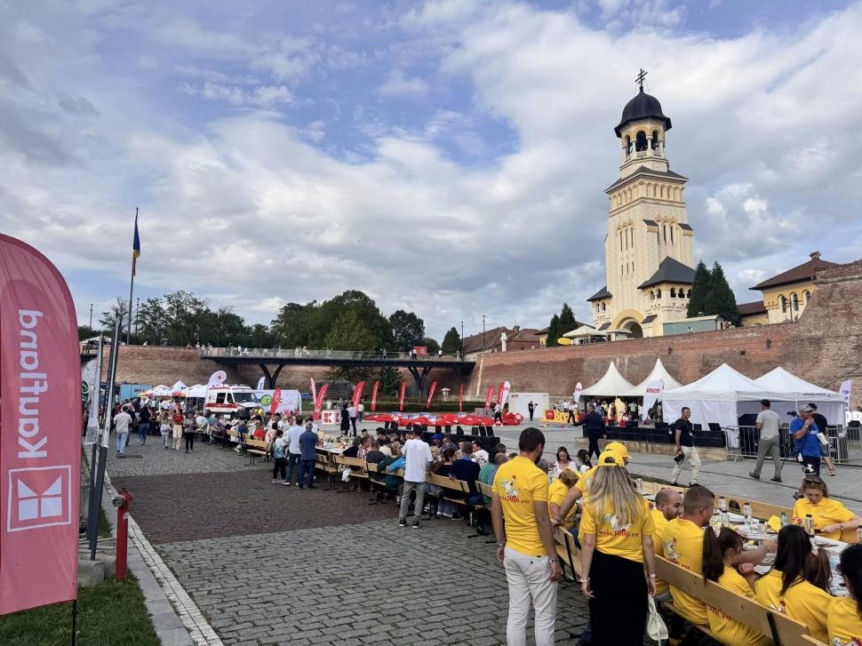 Alba Iulia a intrat pentru a treia oară în Cartea Recordurilor: Cea mai lungă masă din materiale reciclabile din lume, în imagini 1007047