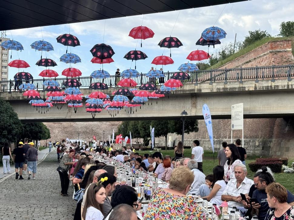 Alba Iulia a intrat pentru a treia oară în Cartea Recordurilor: Cea mai lungă masă din materiale reciclabile din lume, în imagini 1007049