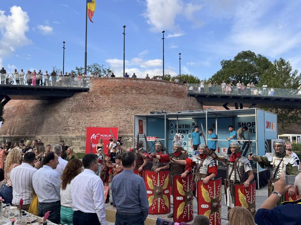 Alba Iulia a intrat pentru a treia oară în Cartea Recordurilor: Cea mai lungă masă din materiale reciclabile din lume, în imagini 1007050