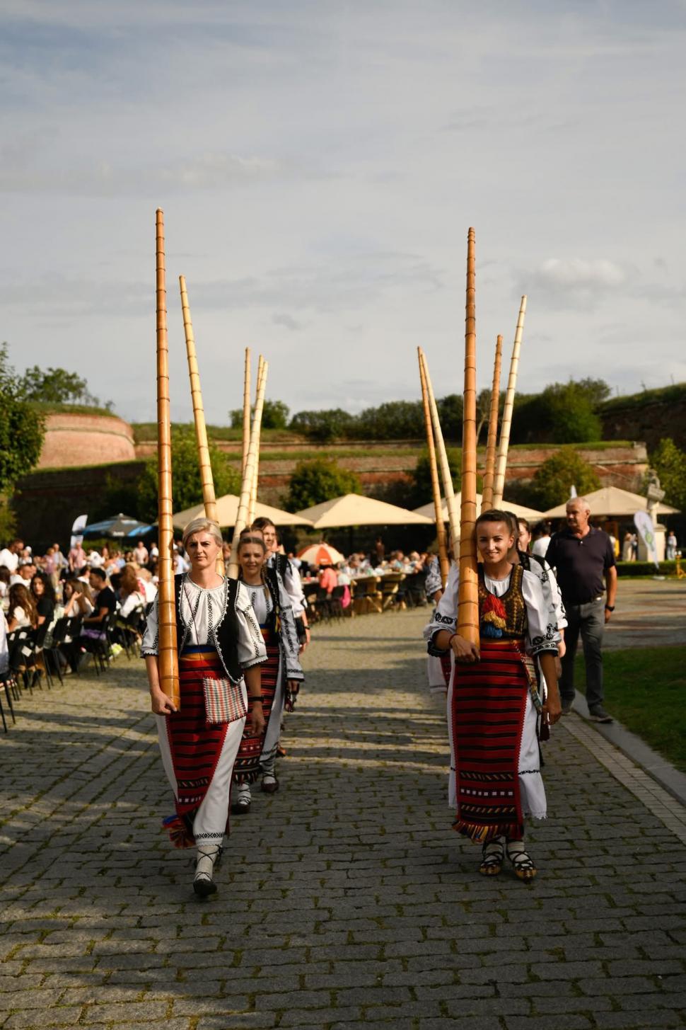 Alba Iulia a intrat pentru a treia oară în Cartea Recordurilor: Cea mai lungă masă din materiale reciclabile din lume, în imagini 1007051