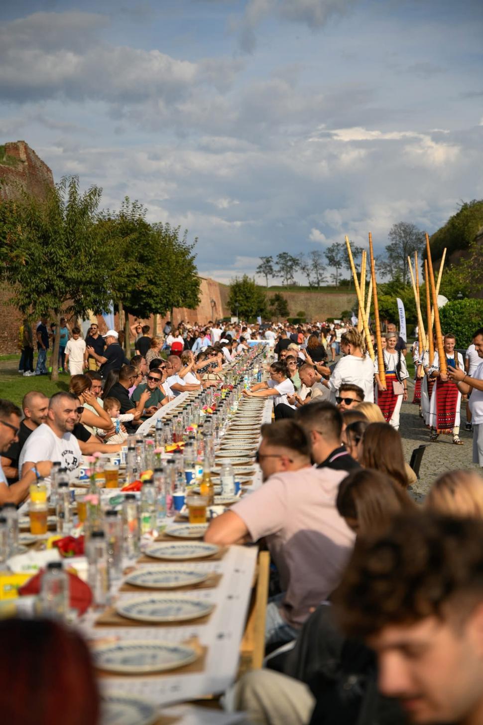 Alba Iulia a intrat pentru a treia oară în Cartea Recordurilor: Cea mai lungă masă din materiale reciclabile din lume, în imagini 1007053