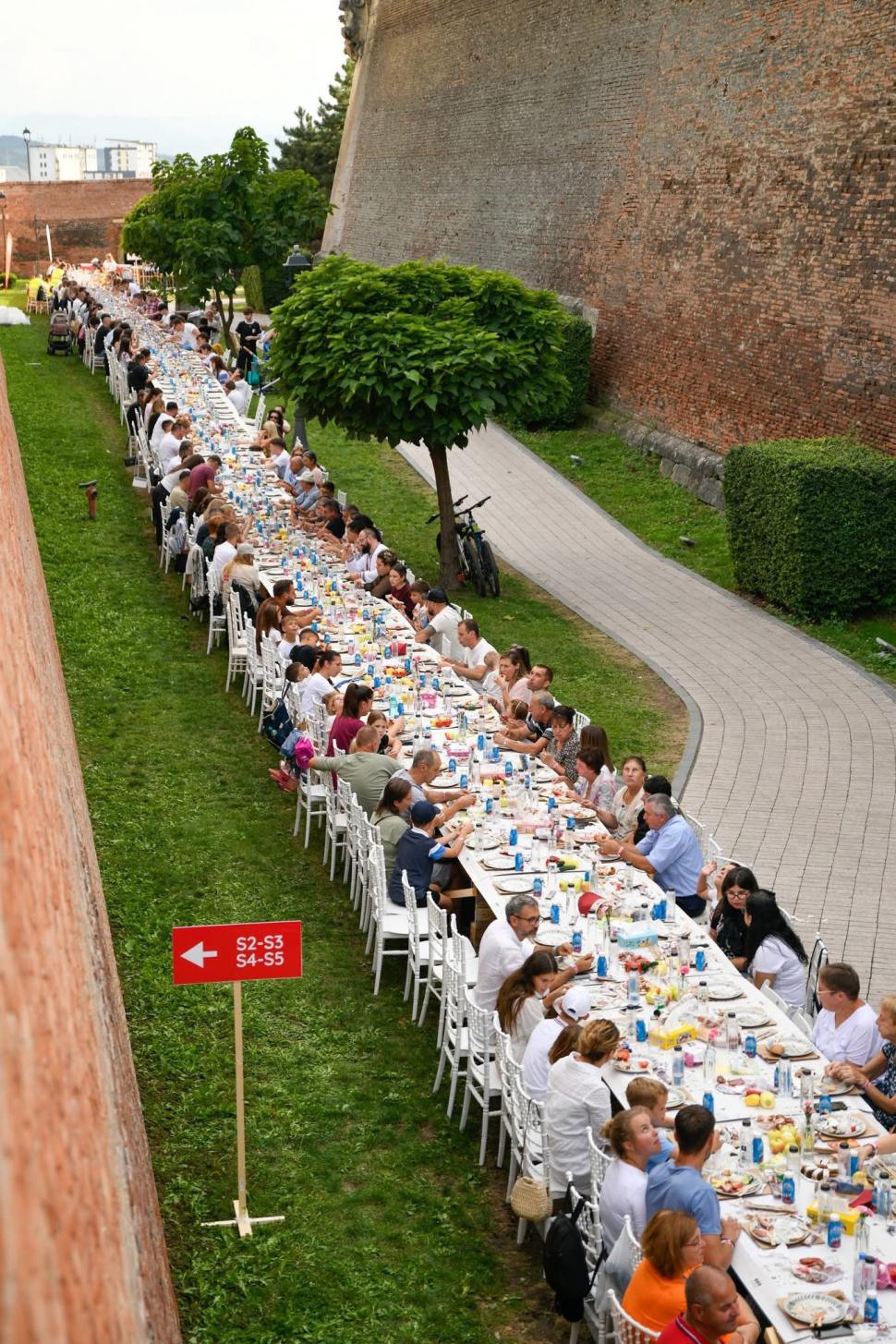 Alba Iulia a intrat pentru a treia oară în Cartea Recordurilor: Cea mai lungă masă din materiale reciclabile din lume, în imagini 1007054