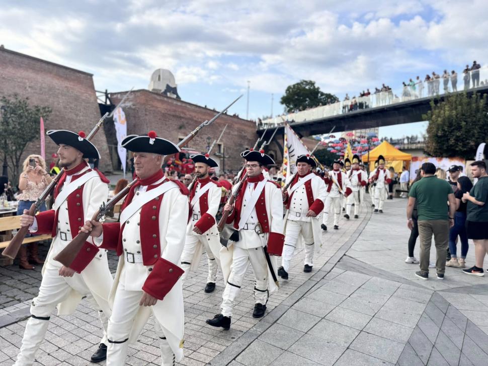 Alba Iulia a intrat pentru a treia oară în Cartea Recordurilor: Cea mai lungă masă din materiale reciclabile din lume, în imagini 1007056