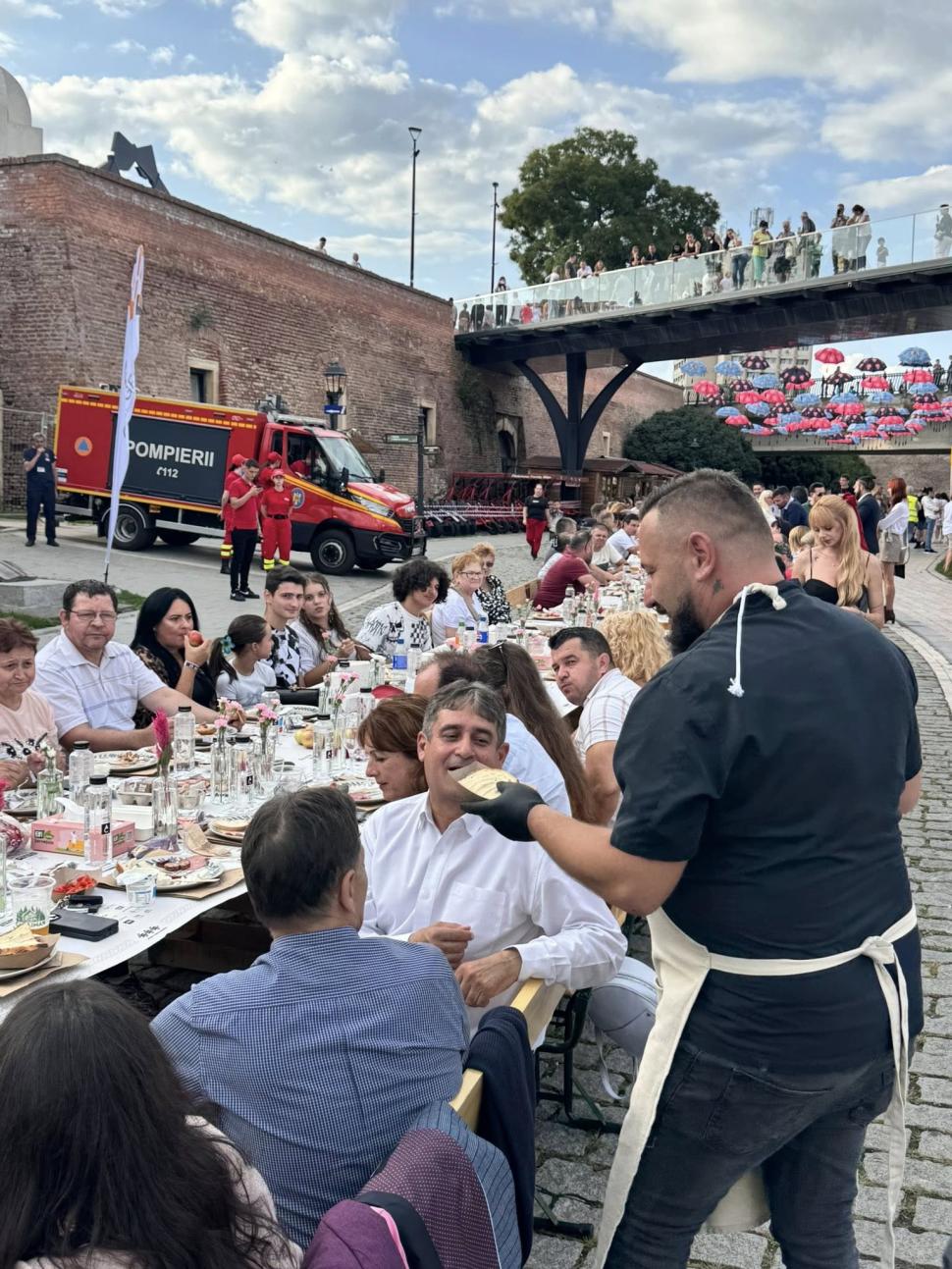 Alba Iulia a intrat pentru a treia oară în Cartea Recordurilor: Cea mai lungă masă din materiale reciclabile din lume, în imagini 1007057