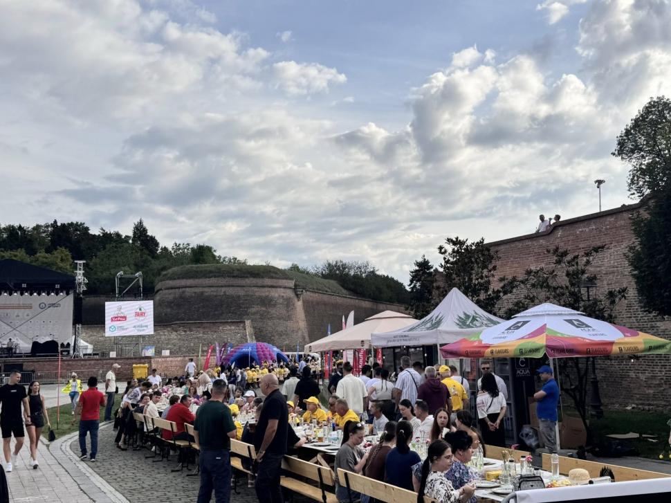 Alba Iulia a intrat pentru a treia oară în Cartea Recordurilor: Cea mai lungă masă din materiale reciclabile din lume, în imagini 1007058