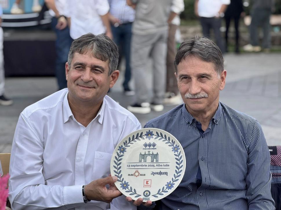 Alba Iulia a intrat pentru a treia oară în Cartea Recordurilor: Cea mai lungă masă din materiale reciclabile din lume, în imagini 1007059