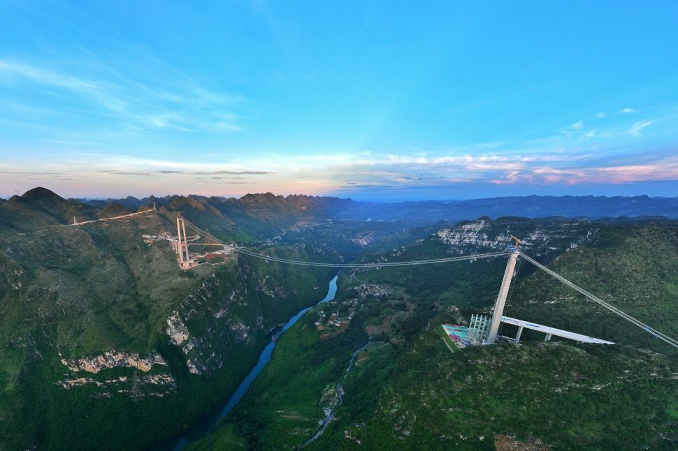 China va inaugura cel mai înalt pod din lume. Sub el ar încăpea două turnuri Eiffel 1007002