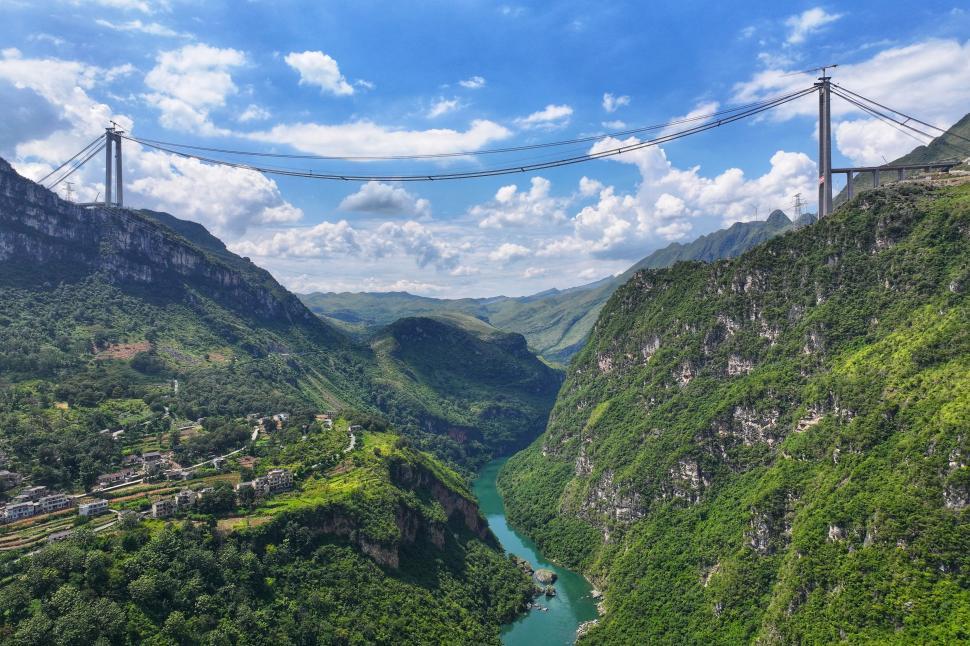 China va inaugura cel mai înalt pod din lume. Sub el ar încăpea două turnuri Eiffel 1007011