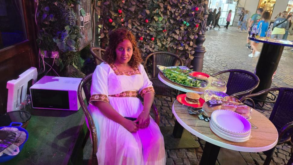 Cum s-a dat timpul înapoi cu 7 ani azi-noapte, în centrul Bucureștiului. Comunitatea de etiopieni a intrat în... 2018 1007069