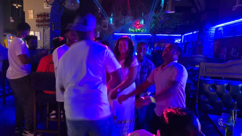 Cum s-a dat timpul înapoi cu 7 ani azi-noapte, în centrul Bucureștiului. Comunitatea de etiopieni a intrat în... 2018 1007076