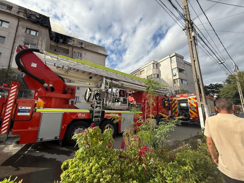 Incendiu puternic într-un bloc din Constanţa. Un bărbat a fost găsit inconştient, iar aproape 60 de persoane s-au autoevacuat 1007134