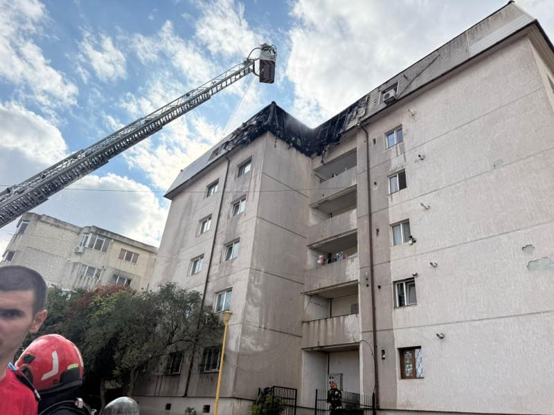 Incendiu puternic într-un bloc din Constanţa. Un bărbat a fost găsit inconştient, iar aproape 60 de persoane s-au autoevacuat 1007135