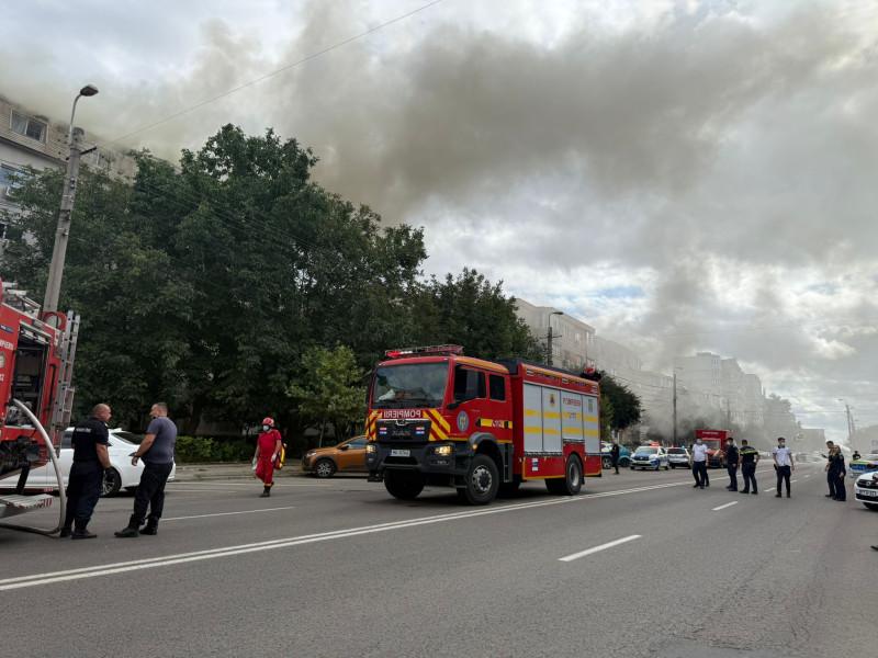 Incendiu puternic într-un bloc din Constanţa. Un bărbat a fost găsit inconştient, iar aproape 60 de persoane s-au autoevacuat 1007136