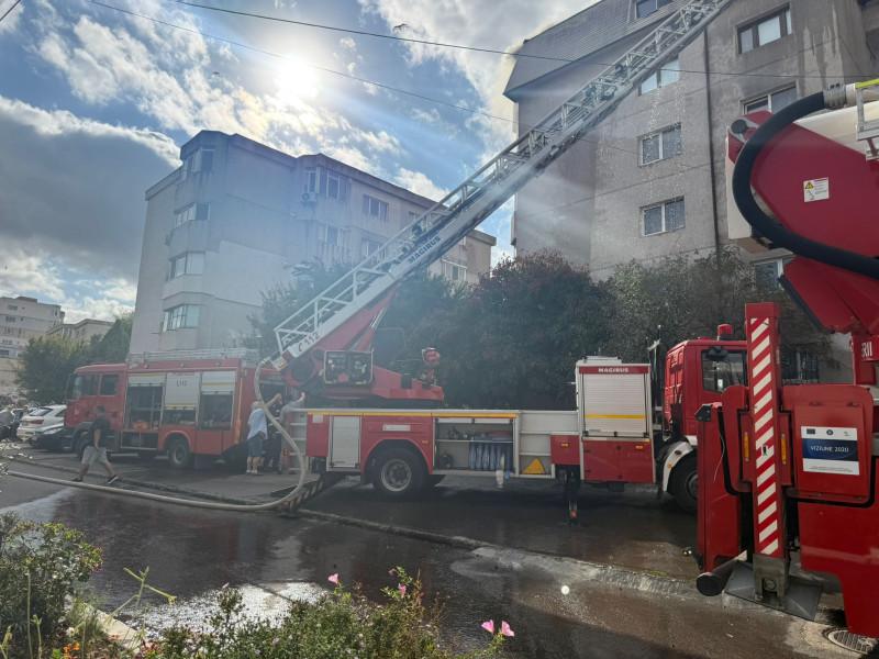 Incendiu puternic într-un bloc din Constanţa. Un bărbat a fost găsit inconştient, iar aproape 60 de persoane s-au autoevacuat 1007137
