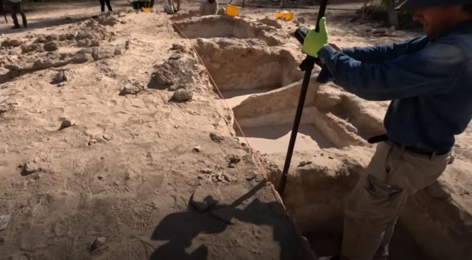 O cruce creștină rară, veche din secolul VII, a fost descoperită pe o insulă îndepărtată, în mijlocul unor stațiuni de lux din EAU 1007167