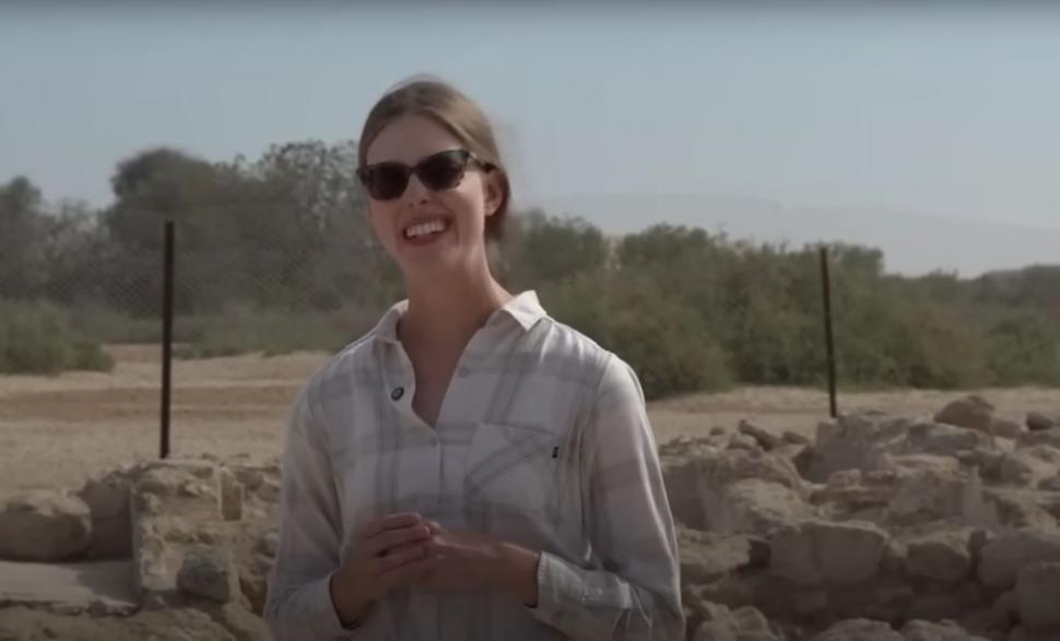 O cruce creștină rară, veche din secolul VII, a fost descoperită pe o insulă îndepărtată, în mijlocul unor stațiuni de lux din EAU 1007168