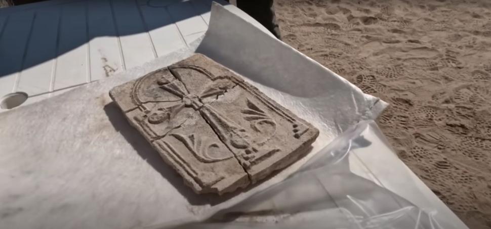 O cruce creștină rară, veche din secolul VII, a fost descoperită pe o insulă îndepărtată, în mijlocul unor stațiuni de lux din EAU 1007169