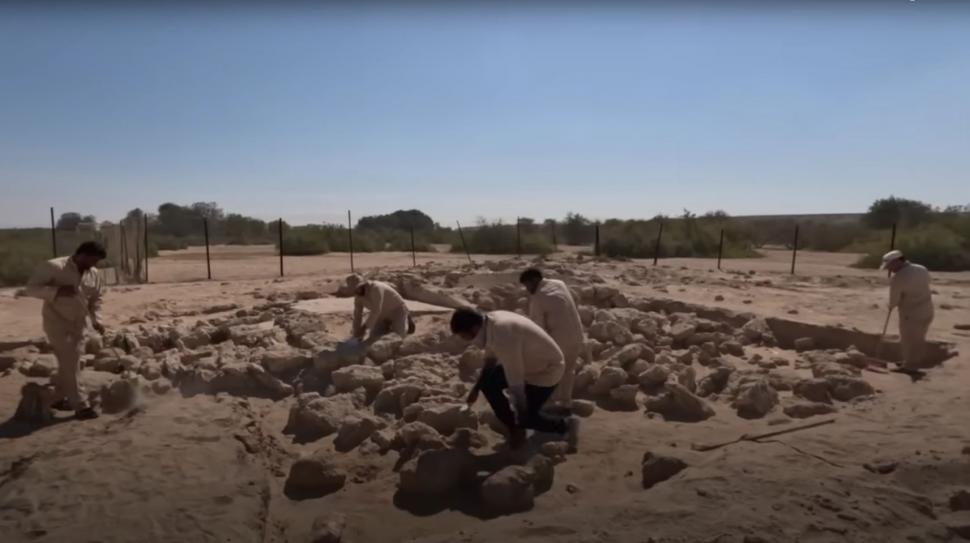 O cruce creștină rară, veche din secolul VII, a fost descoperită pe o insulă îndepărtată, în mijlocul unor stațiuni de lux din EAU 1007171