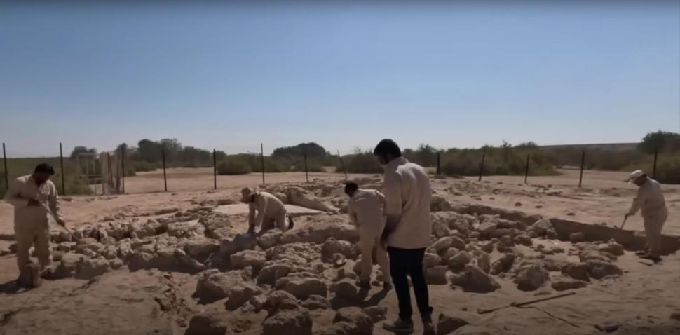 O cruce creștină rară, veche din secolul VII, a fost descoperită pe o insulă îndepărtată, în mijlocul unor stațiuni de lux din EAU 1007172