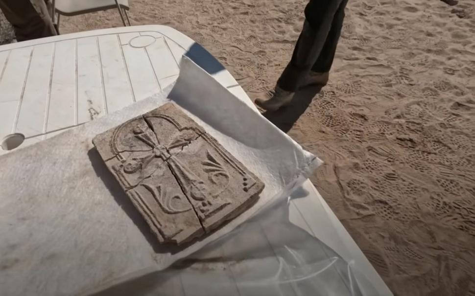 O cruce creștină rară, veche din secolul VII, a fost descoperită pe o insulă îndepărtată, în mijlocul unor stațiuni de lux din EAU 1007174