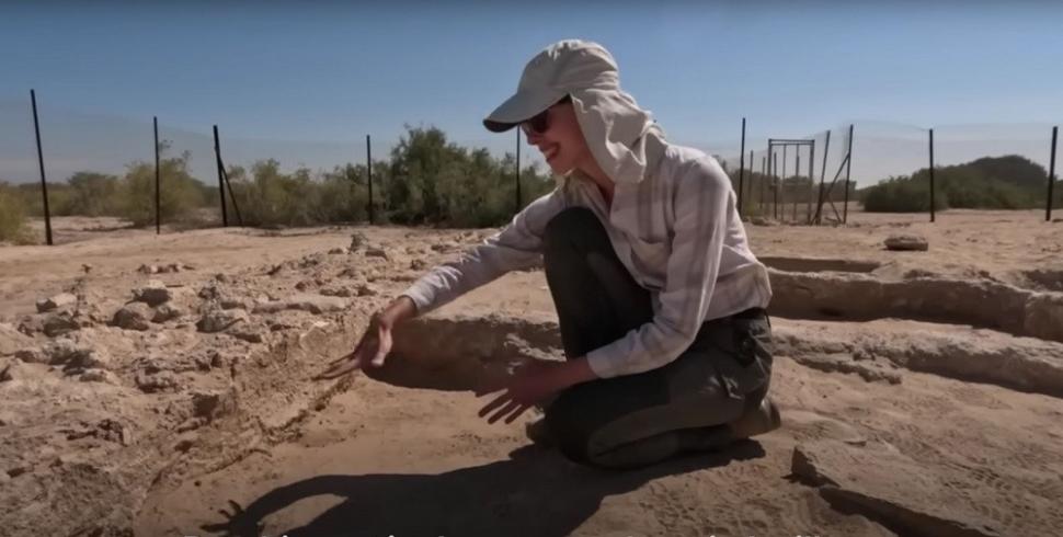 O cruce creștină rară, veche din secolul VII, a fost descoperită pe o insulă îndepărtată, în mijlocul unor stațiuni de lux din EAU 1007175