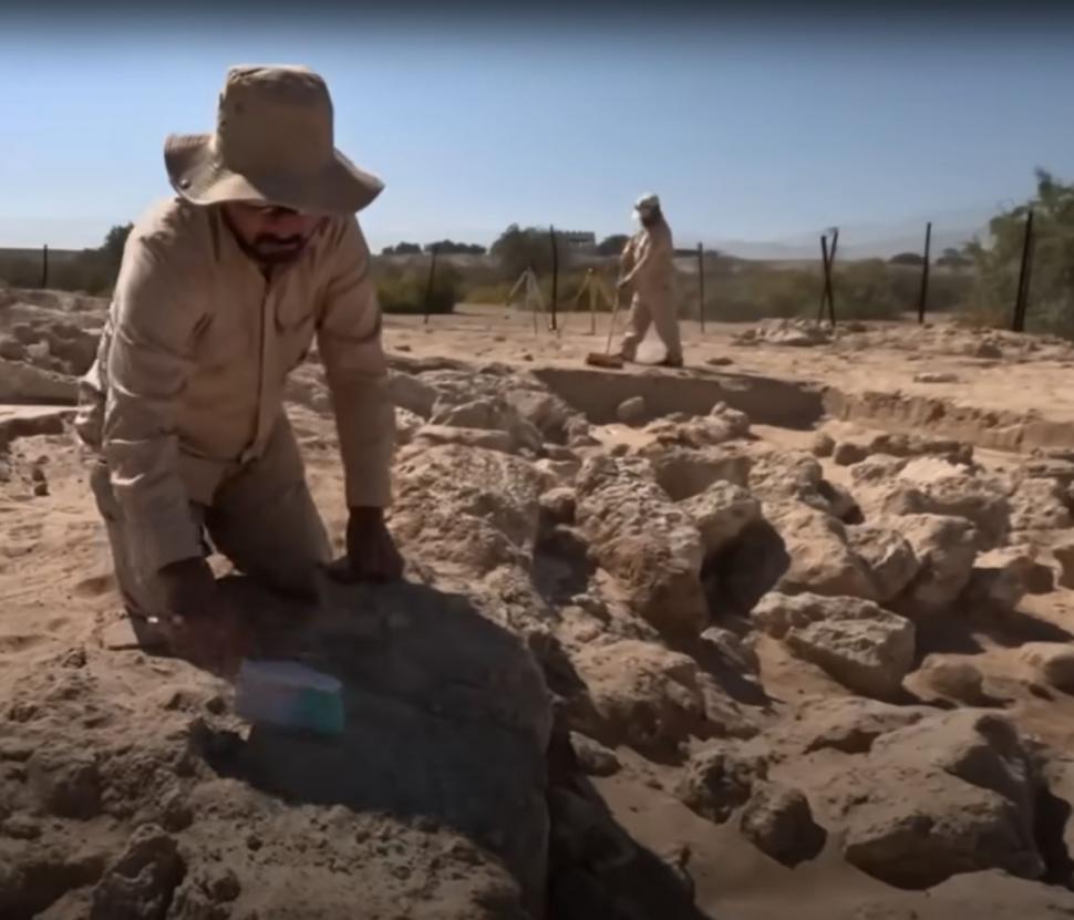 O cruce creștină rară, veche din secolul VII, a fost descoperită pe o insulă îndepărtată, în mijlocul unor stațiuni de lux din EAU 1007176