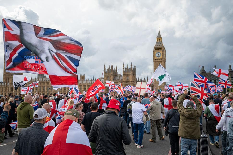 Peste 110.000 de protestatari de extremă dreapta s-au strâns pe străzile Londrei. 4 poliţişti răniţi grav, "cu dinți rupți şi comoție" 1007104