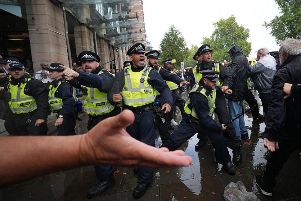 Peste 110.000 de protestatari de extremă dreapta s-au strâns pe străzile Londrei. 4 poliţişti răniţi grav, "cu dinți rupți şi comoție" 1007107