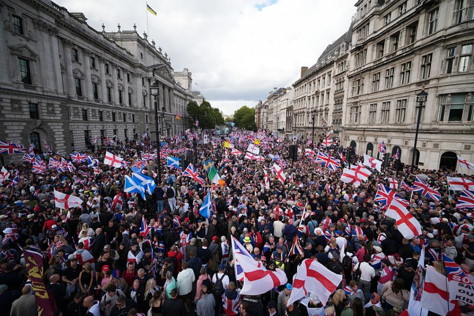 Peste 110.000 de protestatari de extremă dreapta s-au strâns pe străzile Londrei. 4 poliţişti răniţi grav, "cu dinți rupți şi comoție" 1007110
