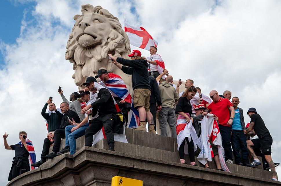 Peste 110.000 de protestatari de extremă dreapta s-au strâns pe străzile Londrei. 4 poliţişti răniţi grav, "cu dinți rupți şi comoție" 1007115