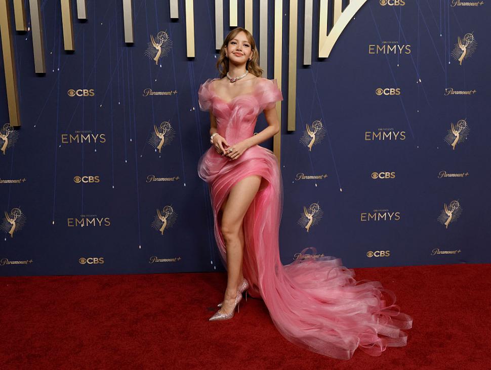 Cele mai spectaculoase ținute de la Emmy 2025. Vedetele care au atras toate privirile pe covorul roșu 1007208