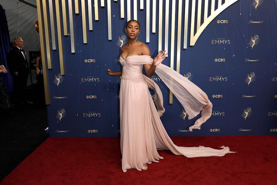 Cele mai spectaculoase ținute de la Emmy 2025. Vedetele care au atras toate privirile pe covorul roșu 1007235