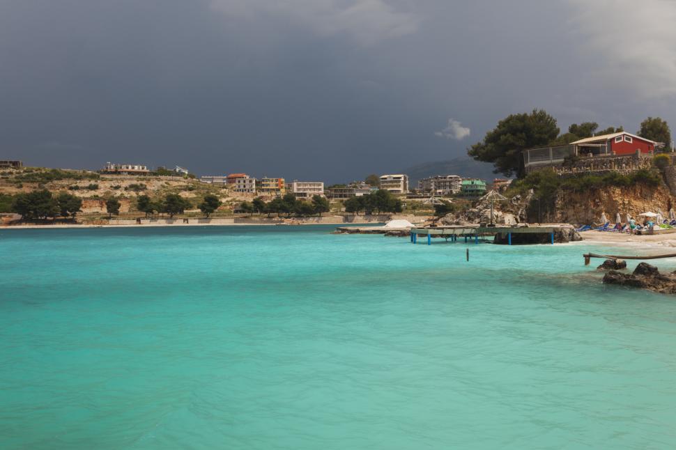 În „Caraibele Europei”, vara ține până în octombrie. Una din plajele de acolo are „cea mai albastră apă din lume” 1007334