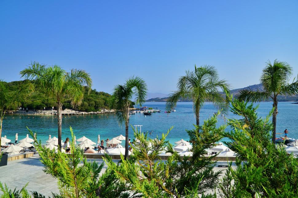 În „Caraibele Europei”, vara ține până în octombrie. Una din plajele de acolo are „cea mai albastră apă din lume” 1007335