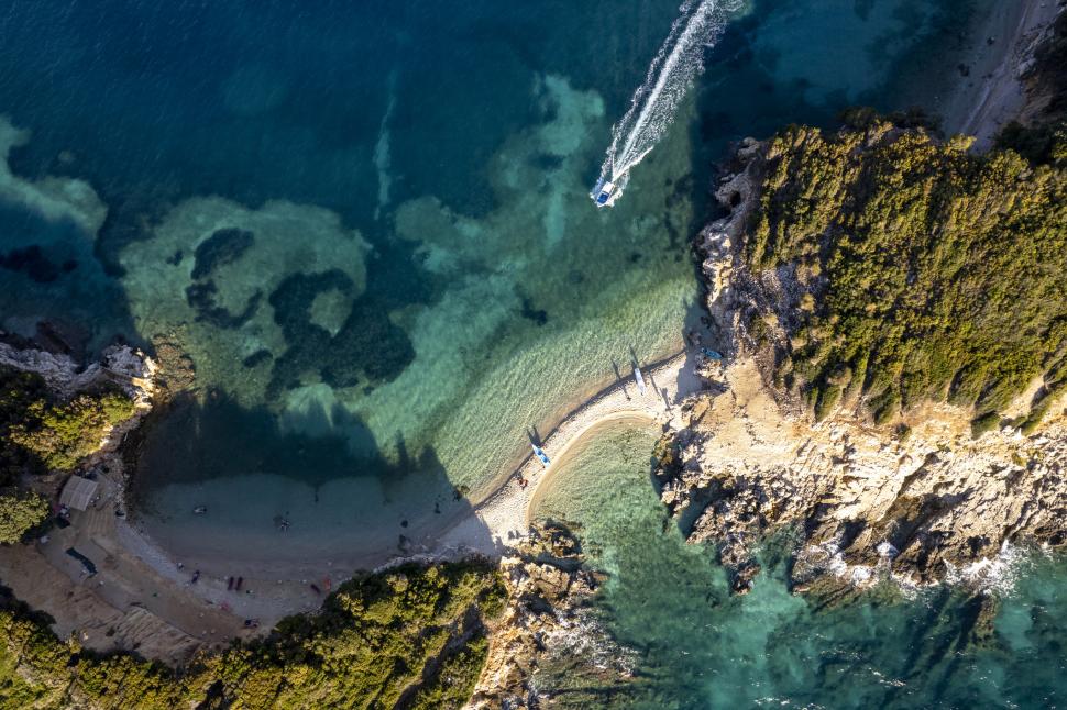 În „Caraibele Europei”, vara ține până în octombrie. Una din plajele de acolo are „cea mai albastră apă din lume” 1007338