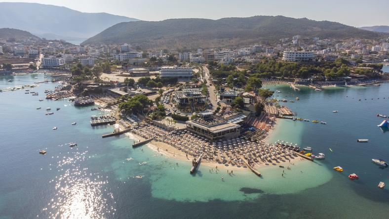 În „Caraibele Europei”, vara ține până în octombrie. Una din plajele de acolo are „cea mai albastră apă din lume” 1007339