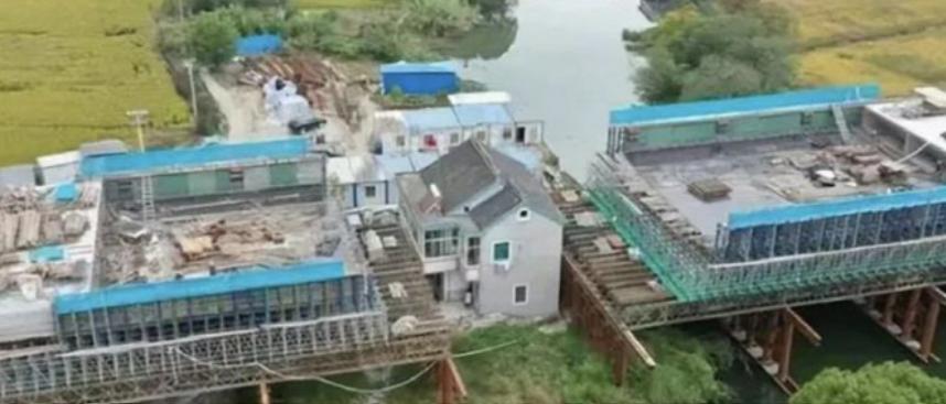 O femeie care a refuzat să se mute s-a trezit că locuința ei e pe traseul unei căi ferate. Cum a ajuns în această situație absurdă 1007569