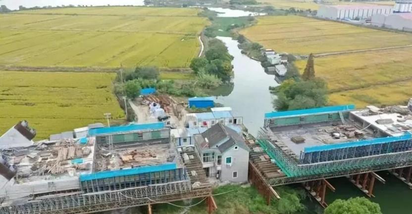 O femeie care a refuzat să se mute s-a trezit că locuința ei e pe traseul unei căi ferate. Cum a ajuns în această situație absurdă 1007571